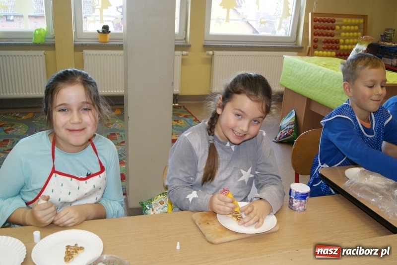 Zdjęcie w galerii na portalu naszraciborz.pl: W Studziennej dzieci piekły świąteczne pierniki wiadomości z regionu