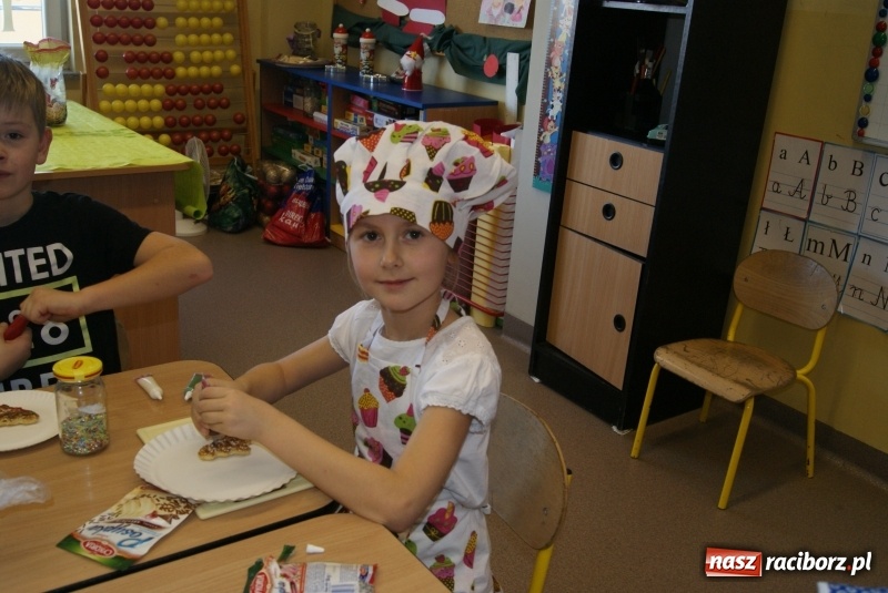 Zdjęcie w galerii na portalu naszraciborz.pl: W Studziennej dzieci piekły świąteczne pierniki wiadomości z regionu