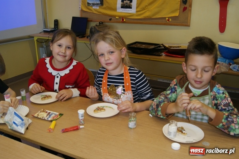 Zdjęcie w galerii na portalu naszraciborz.pl: W Studziennej dzieci piekły świąteczne pierniki wiadomości z regionu