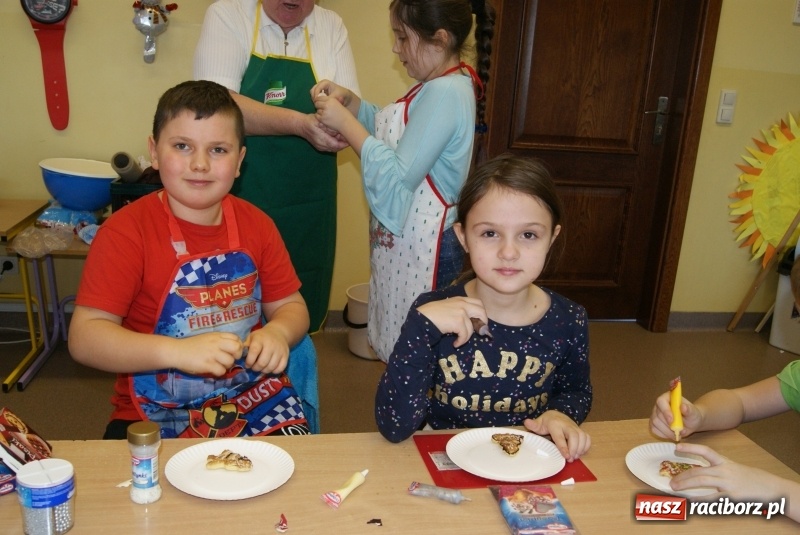 Zdjęcie w galerii na portalu naszraciborz.pl: W Studziennej dzieci piekły świąteczne pierniki wiadomości z regionu