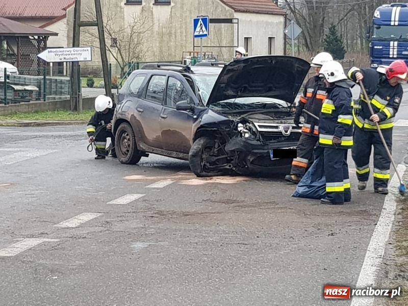 Zdjęcie w galerii na portalu naszraciborz.pl: Zderzenie dacii i mercedesa zablokowało ruch na drodze Racibórz-Rudy-Gliwice wiadomości z regionu