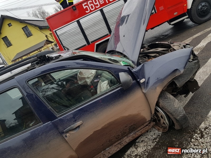 Zdjęcie w galerii na portalu naszraciborz.pl: Zderzenie dacii i mercedesa zablokowało ruch na drodze Racibórz-Rudy-Gliwice wiadomości z regionu