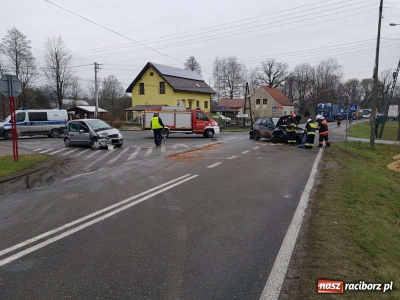 Zdjęcie w galerii na portalu naszraciborz.pl: Zderzenie dacii i mercedesa zablokowało ruch na drodze Racibórz-Rudy-Gliwice wiadomości z regionu