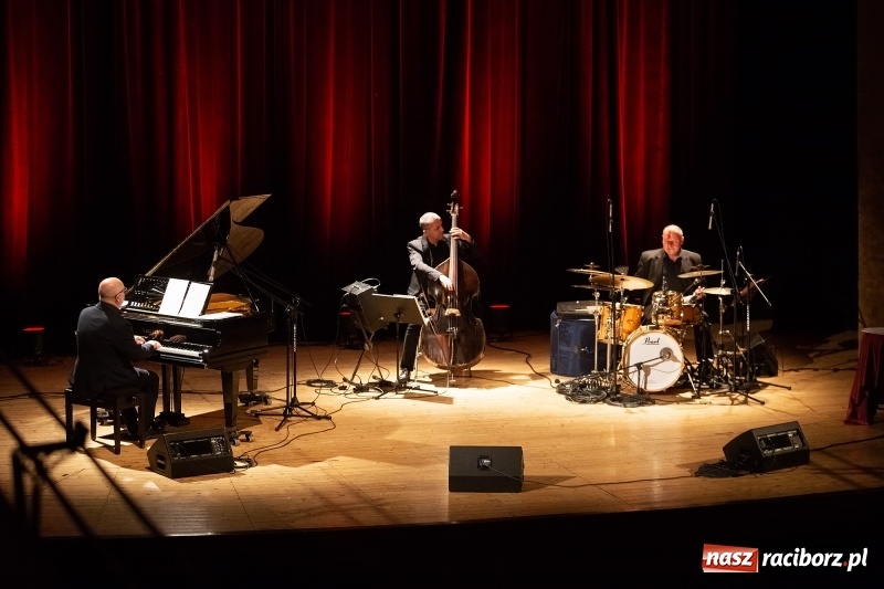 Zdjęcie w galerii na portalu naszraciborz.pl: Irena Santor wystąpiła w Raciborskim Centrum Kultury wiadomości z regionu