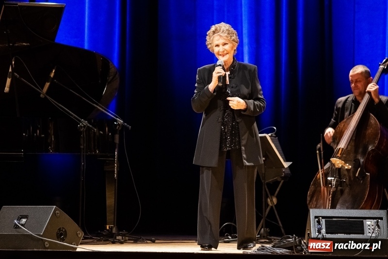 Zdjęcie w galerii na portalu naszraciborz.pl: Irena Santor wystąpiła w Raciborskim Centrum Kultury wiadomości z regionu