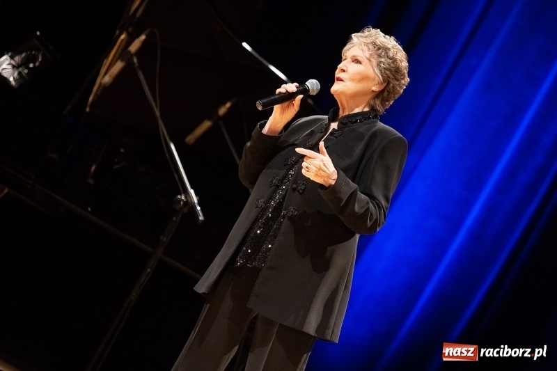 Zdjęcie w galerii na portalu naszraciborz.pl: Irena Santor wystąpiła w Raciborskim Centrum Kultury wiadomości z regionu