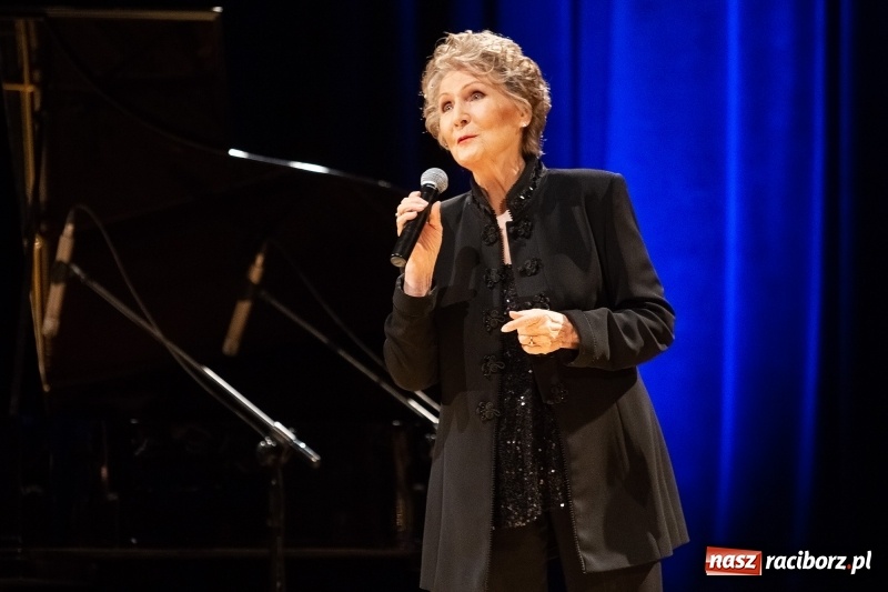 Zdjęcie w galerii na portalu naszraciborz.pl: Irena Santor wystąpiła w Raciborskim Centrum Kultury wiadomości z regionu