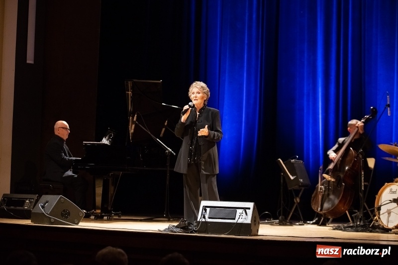 Zdjęcie w galerii na portalu naszraciborz.pl: Irena Santor wystąpiła w Raciborskim Centrum Kultury wiadomości z regionu
