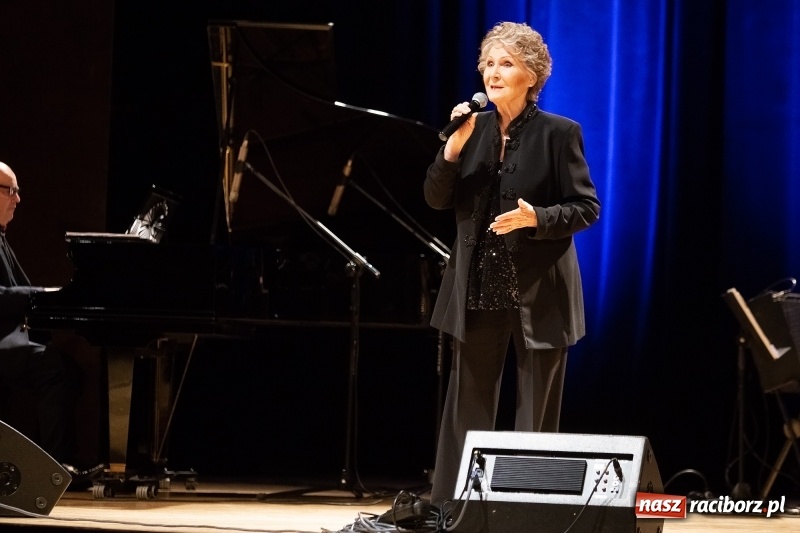 Zdjęcie w galerii na portalu naszraciborz.pl: Irena Santor wystąpiła w Raciborskim Centrum Kultury wiadomości z regionu