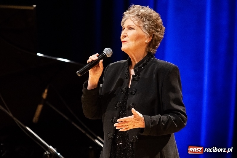 Zdjęcie w galerii na portalu naszraciborz.pl: Irena Santor wystąpiła w Raciborskim Centrum Kultury wiadomości z regionu