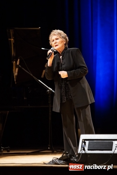 Zdjęcie w galerii na portalu naszraciborz.pl: Irena Santor wystąpiła w Raciborskim Centrum Kultury wiadomości z regionu