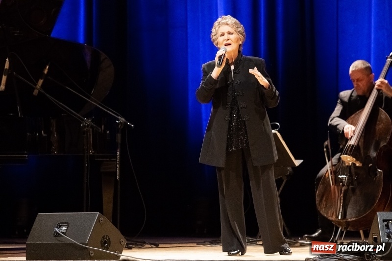 Zdjęcie w galerii na portalu naszraciborz.pl: Irena Santor wystąpiła w Raciborskim Centrum Kultury wiadomości z regionu