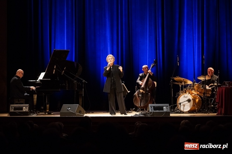 Zdjęcie w galerii na portalu naszraciborz.pl: Irena Santor wystąpiła w Raciborskim Centrum Kultury wiadomości z regionu