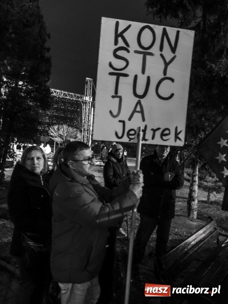 Zdjęcie w galerii na portalu naszraciborz.pl: Protest na powitanie prezydenta Andrzeja Dudy w Raciborzu  wiadomości z regionu