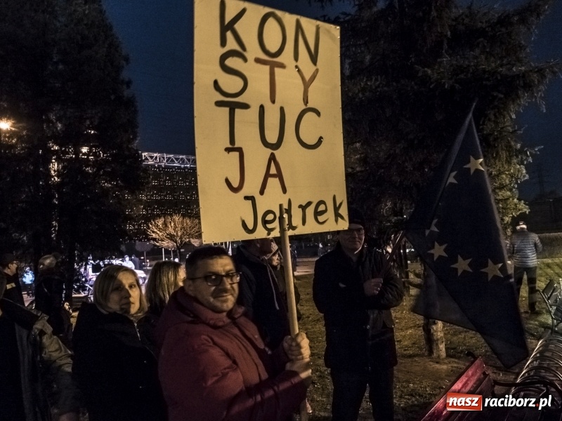 Zdjęcie w galerii na portalu naszraciborz.pl: Protest na powitanie prezydenta Andrzeja Dudy w Raciborzu  wiadomości z regionu