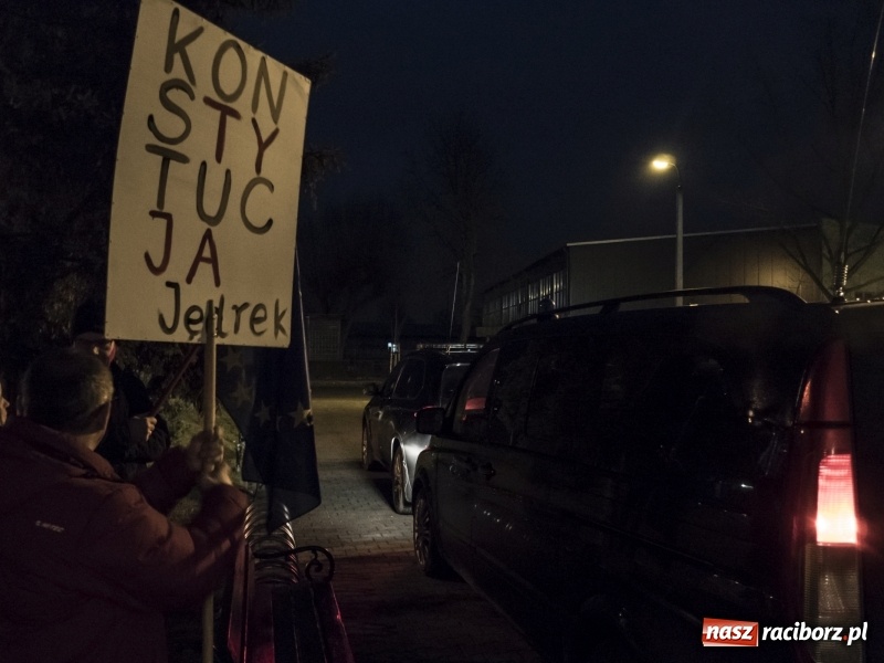 Zdjęcie w galerii na portalu naszraciborz.pl: Protest na powitanie prezydenta Andrzeja Dudy w Raciborzu  wiadomości z regionu