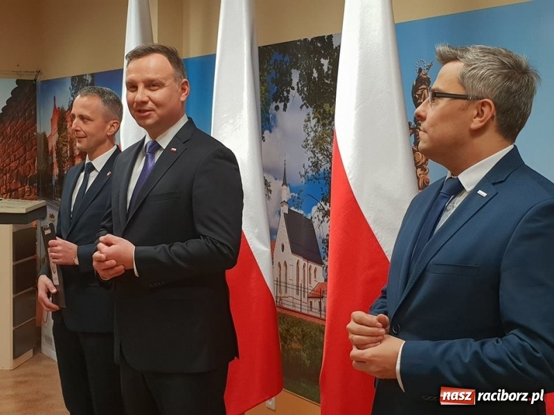 Zdjęcie w galerii na portalu naszraciborz.pl: Miecz w prezencie. Spotkanie z prezydentem za kulisami  wiadomości z regionu