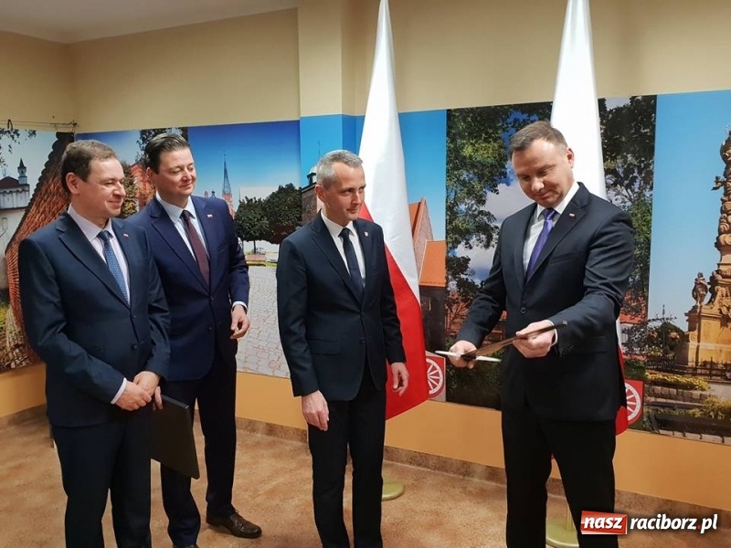 Zdjęcie w galerii na portalu naszraciborz.pl: Miecz w prezencie. Spotkanie z prezydentem za kulisami  wiadomości z regionu