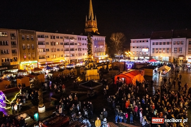 Zdjęcie w galerii na portalu naszraciborz.pl: Jarmark w Raciborzu nocą. Zdjęcia rynku z drabiny strażackiej wiadomości z regionu