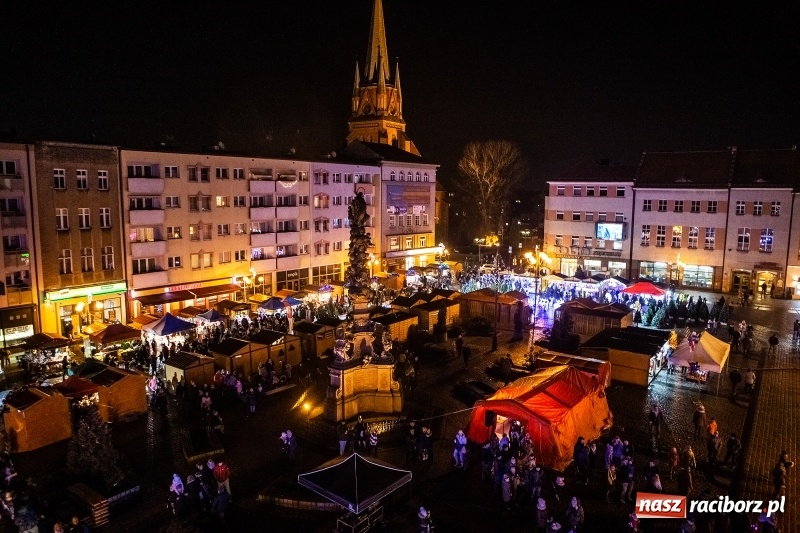 Zdjęcie w galerii na portalu naszraciborz.pl: Jarmark w Raciborzu nocą. Zdjęcia rynku z drabiny strażackiej wiadomości z regionu