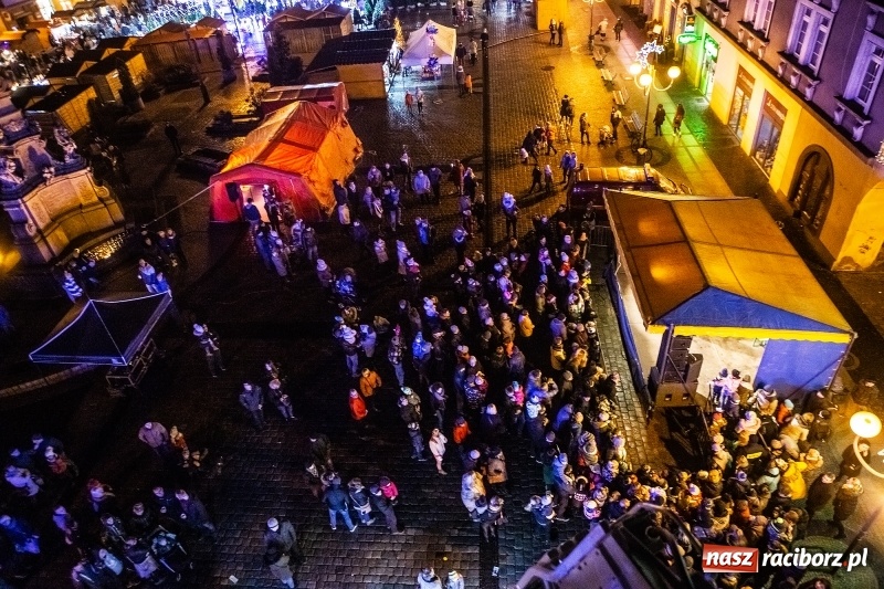 Zdjęcie w galerii na portalu naszraciborz.pl: Jarmark w Raciborzu nocą. Zdjęcia rynku z drabiny strażackiej wiadomości z regionu