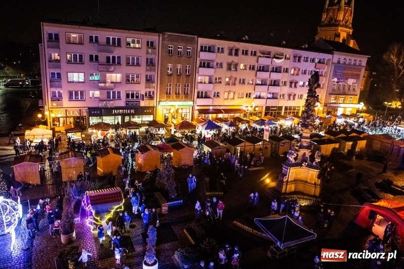 Zdjęcie w galerii na portalu naszraciborz.pl: Jarmark w Raciborzu nocą. Zdjęcia rynku z drabiny strażackiej wiadomości z regionu