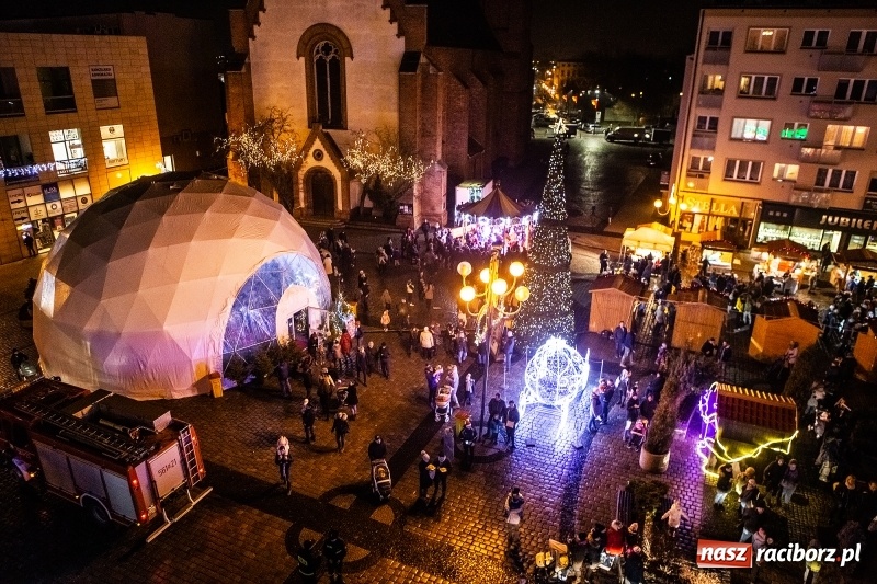 Zdjęcie w galerii na portalu naszraciborz.pl: Jarmark w Raciborzu nocą. Zdjęcia rynku z drabiny strażackiej wiadomości z regionu