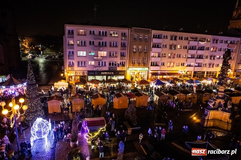 Zdjęcie w galerii na portalu naszraciborz.pl: Jarmark w Raciborzu nocą. Zdjęcia rynku z drabiny strażackiej wiadomości z regionu