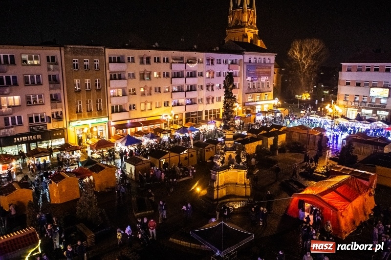 Zdjęcie w galerii na portalu naszraciborz.pl: Jarmark w Raciborzu nocą. Zdjęcia rynku z drabiny strażackiej wiadomości z regionu