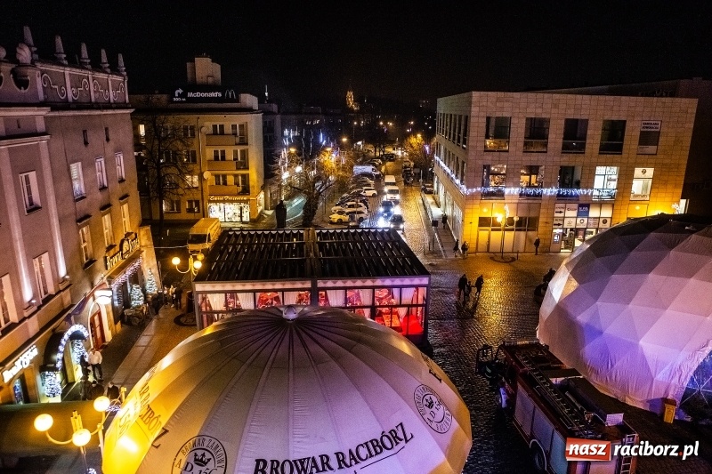 Zdjęcie w galerii na portalu naszraciborz.pl: Jarmark w Raciborzu nocą. Zdjęcia rynku z drabiny strażackiej wiadomości z regionu
