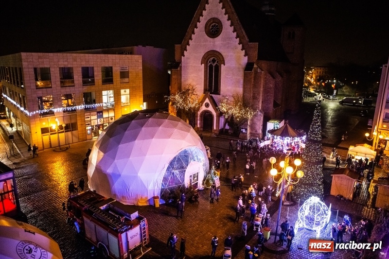 Zdjęcie w galerii na portalu naszraciborz.pl: Jarmark w Raciborzu nocą. Zdjęcia rynku z drabiny strażackiej wiadomości z regionu