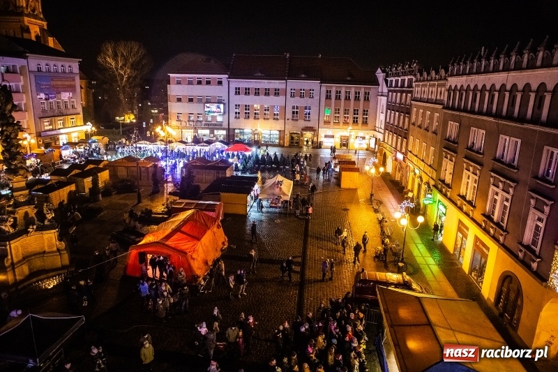 Zdjęcie w galerii na portalu naszraciborz.pl: Jarmark w Raciborzu nocą. Zdjęcia rynku z drabiny strażackiej wiadomości z regionu