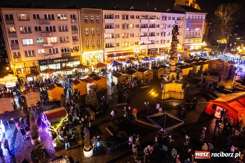 Zdjęcie w galerii na portalu naszraciborz.pl: Jarmark w Raciborzu nocą. Zdjęcia rynku z drabiny strażackiej wiadomości z regionu