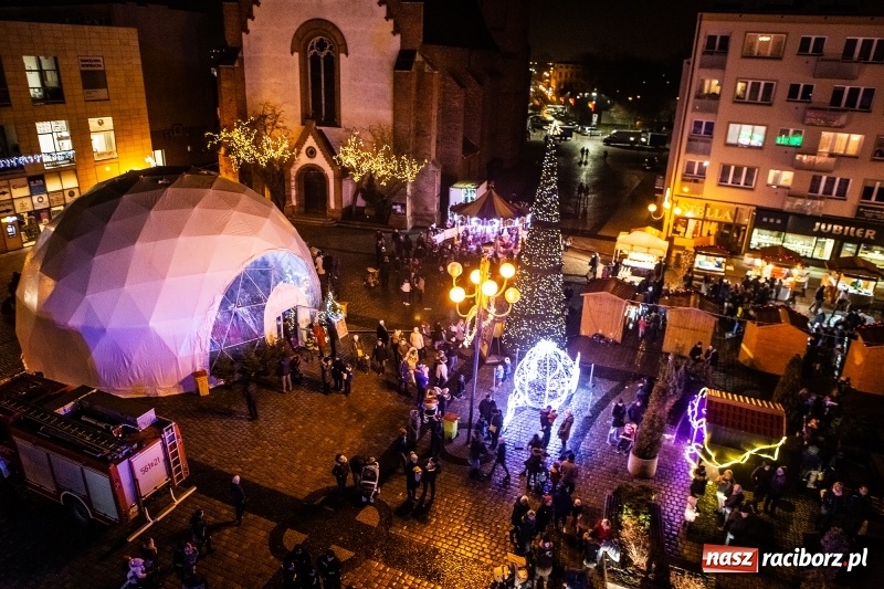 Zdjęcie w galerii na portalu naszraciborz.pl: Jarmark w Raciborzu nocą. Zdjęcia rynku z drabiny strażackiej wiadomości z regionu