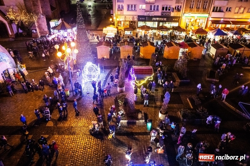 Zdjęcie w galerii na portalu naszraciborz.pl: Jarmark w Raciborzu nocą. Zdjęcia rynku z drabiny strażackiej wiadomości z regionu
