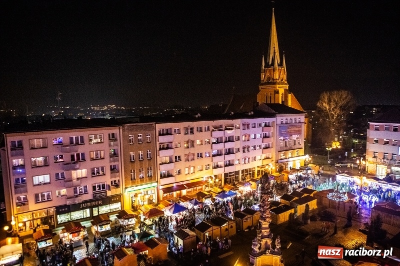 Zdjęcie w galerii na portalu naszraciborz.pl: Jarmark w Raciborzu nocą. Zdjęcia rynku z drabiny strażackiej wiadomości z regionu