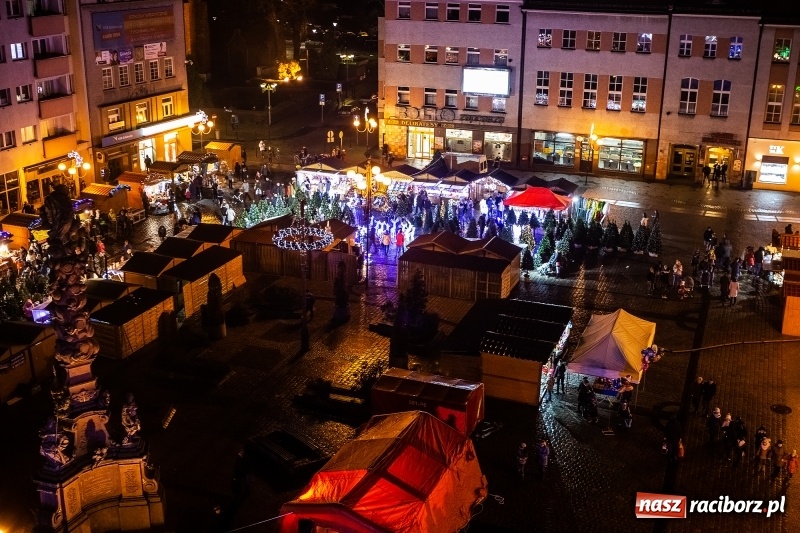 Zdjęcie w galerii na portalu naszraciborz.pl: Jarmark w Raciborzu nocą. Zdjęcia rynku z drabiny strażackiej wiadomości z regionu