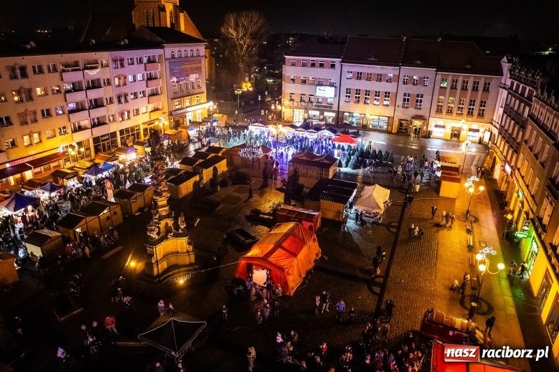 Zdjęcie w galerii na portalu naszraciborz.pl: Jarmark w Raciborzu nocą. Zdjęcia rynku z drabiny strażackiej wiadomości z regionu