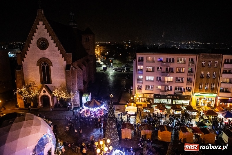 Zdjęcie w galerii na portalu naszraciborz.pl: Jarmark w Raciborzu nocą. Zdjęcia rynku z drabiny strażackiej wiadomości z regionu