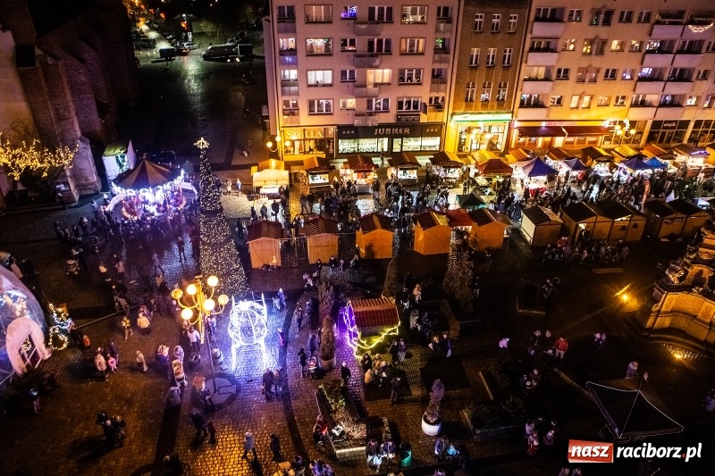 Zdjęcie w galerii na portalu naszraciborz.pl: Jarmark w Raciborzu nocą. Zdjęcia rynku z drabiny strażackiej wiadomości z regionu