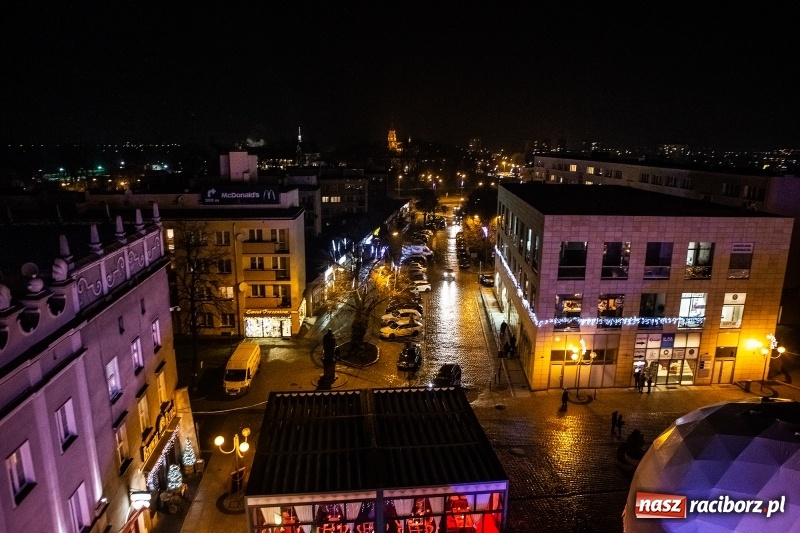 Zdjęcie w galerii na portalu naszraciborz.pl: Jarmark w Raciborzu nocą. Zdjęcia rynku z drabiny strażackiej wiadomości z regionu