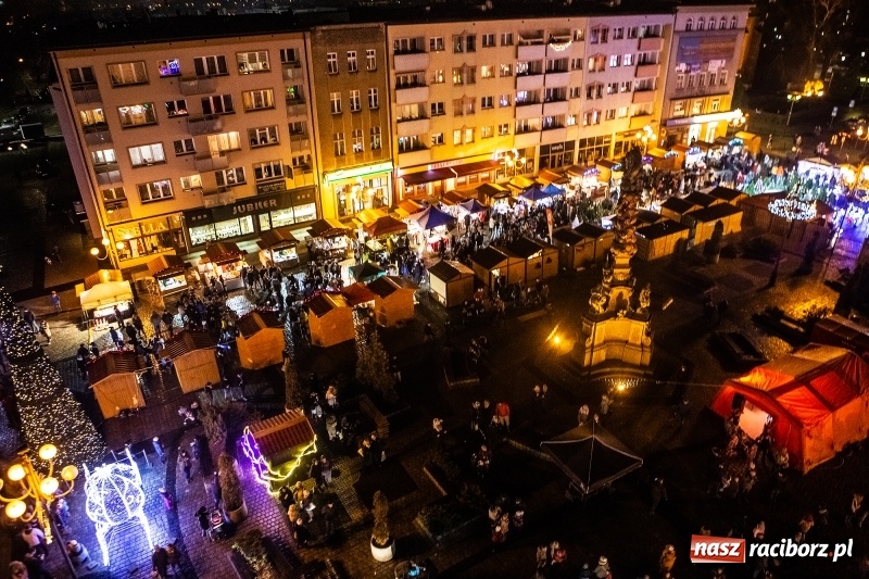Zdjęcie w galerii na portalu naszraciborz.pl: Jarmark w Raciborzu nocą. Zdjęcia rynku z drabiny strażackiej wiadomości z regionu