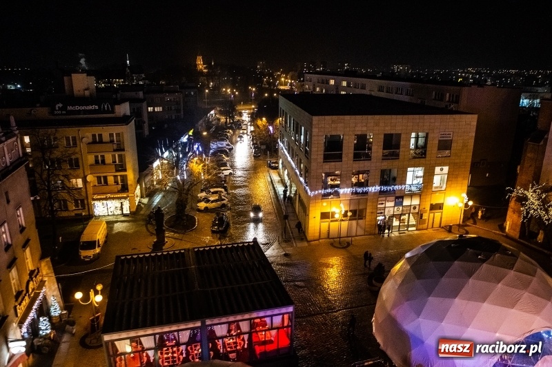 Zdjęcie w galerii na portalu naszraciborz.pl: Jarmark w Raciborzu nocą. Zdjęcia rynku z drabiny strażackiej wiadomości z regionu