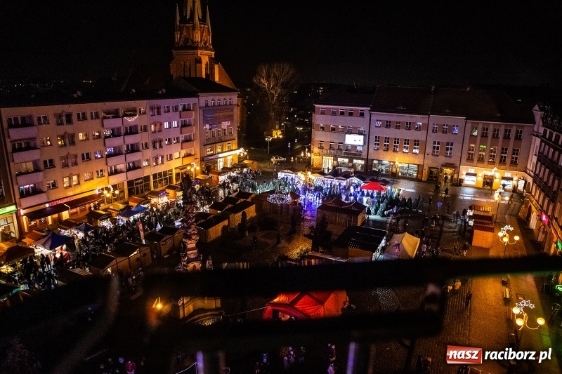 Zdjęcie w galerii na portalu naszraciborz.pl: Jarmark w Raciborzu nocą. Zdjęcia rynku z drabiny strażackiej wiadomości z regionu