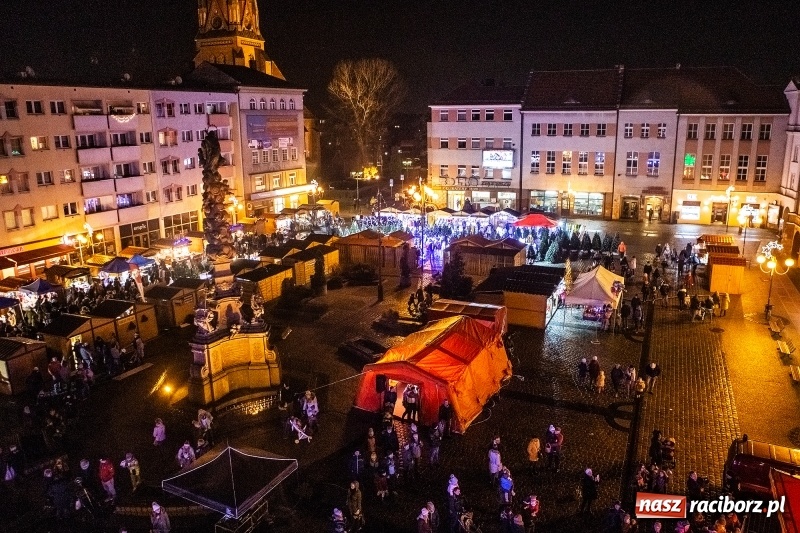 Zdjęcie w galerii na portalu naszraciborz.pl: Jarmark w Raciborzu nocą. Zdjęcia rynku z drabiny strażackiej wiadomości z regionu