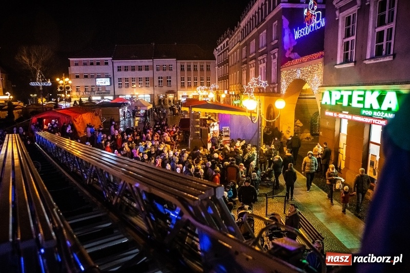 Zdjęcie w galerii na portalu naszraciborz.pl: Jarmark w Raciborzu nocą. Zdjęcia rynku z drabiny strażackiej wiadomości z regionu