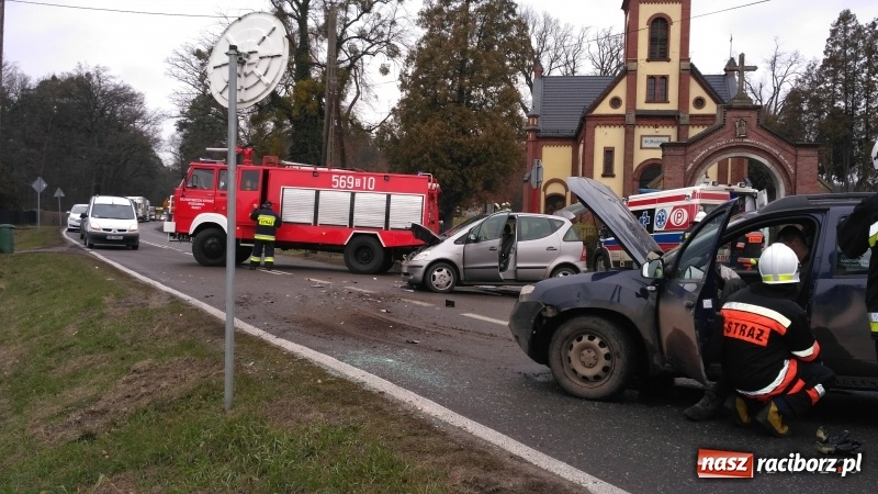 Zdjęcie w galerii na portalu naszraciborz.pl: Kierowca dacii wjechał wprost pod mercedesa. MIAŁ 3 PROMILE. Nagranie WIDEO zderzenia wiadomości z regionu