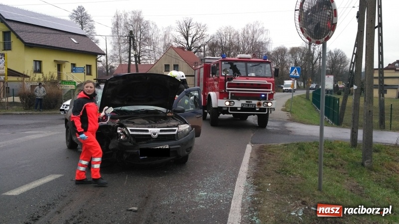 Zdjęcie w galerii na portalu naszraciborz.pl: Kierowca dacii wjechał wprost pod mercedesa. MIAŁ 3 PROMILE. Nagranie WIDEO zderzenia wiadomości z regionu