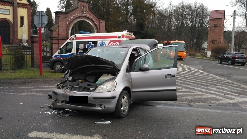 Zdjęcie w galerii na portalu naszraciborz.pl: Kierowca dacii wjechał wprost pod mercedesa. MIAŁ 3 PROMILE. Nagranie WIDEO zderzenia wiadomości z regionu