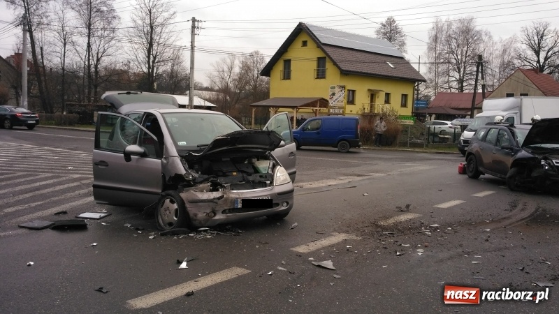 Zdjęcie w galerii na portalu naszraciborz.pl: Kierowca dacii wjechał wprost pod mercedesa. MIAŁ 3 PROMILE. Nagranie WIDEO zderzenia wiadomości z regionu
